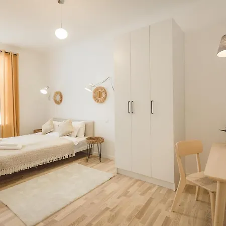 1212 With Free Parking Апартаменти Рига