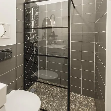 1212 With Free Parking דירה