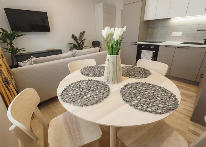 1212 With Free Parking Apartment