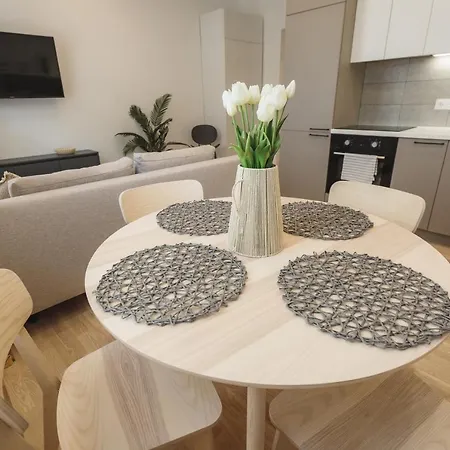 1212 With Free Parking Apartment