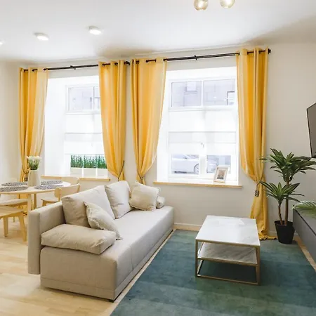 1212 With Free Parking Apartment
